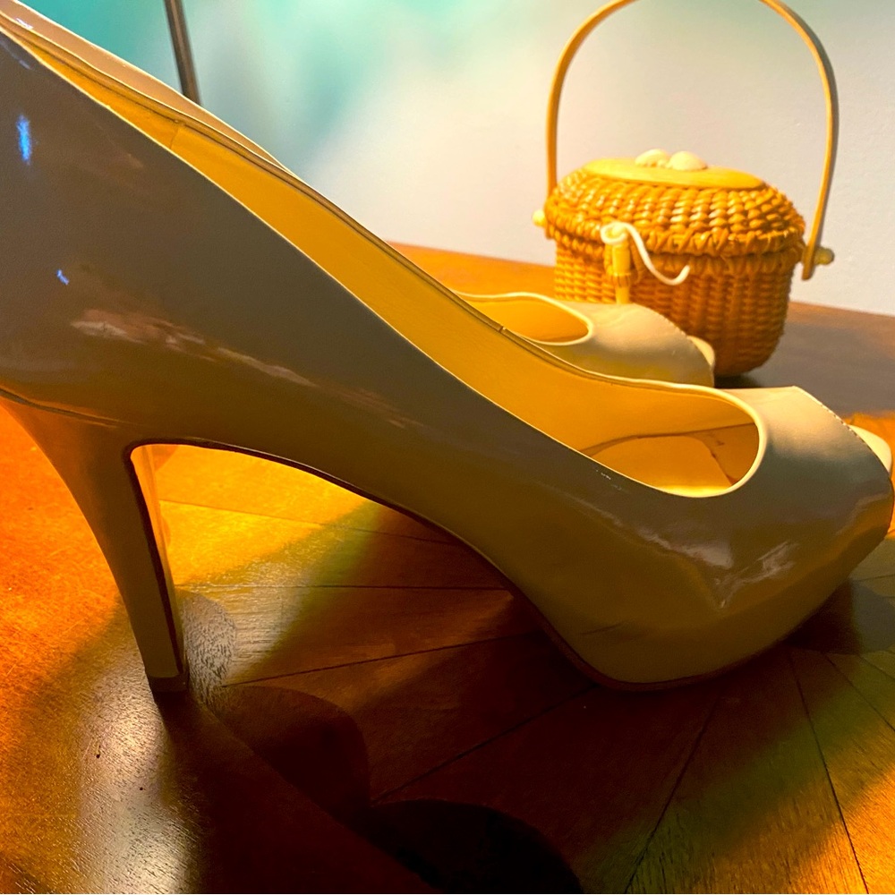 Women’s Nine West tan patent leather look platform open toe 4” heel dress shoes.